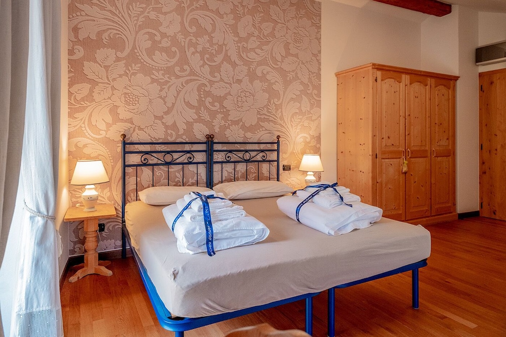 Double Room - Photo 12