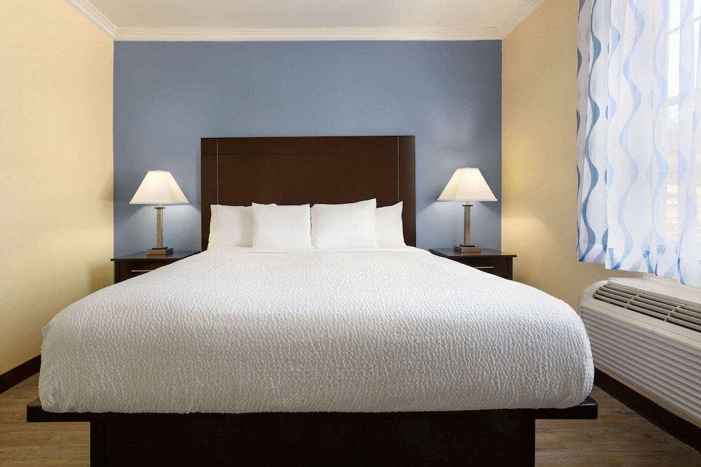 Room, 1 King Bed, Non Smoking - Photo 1