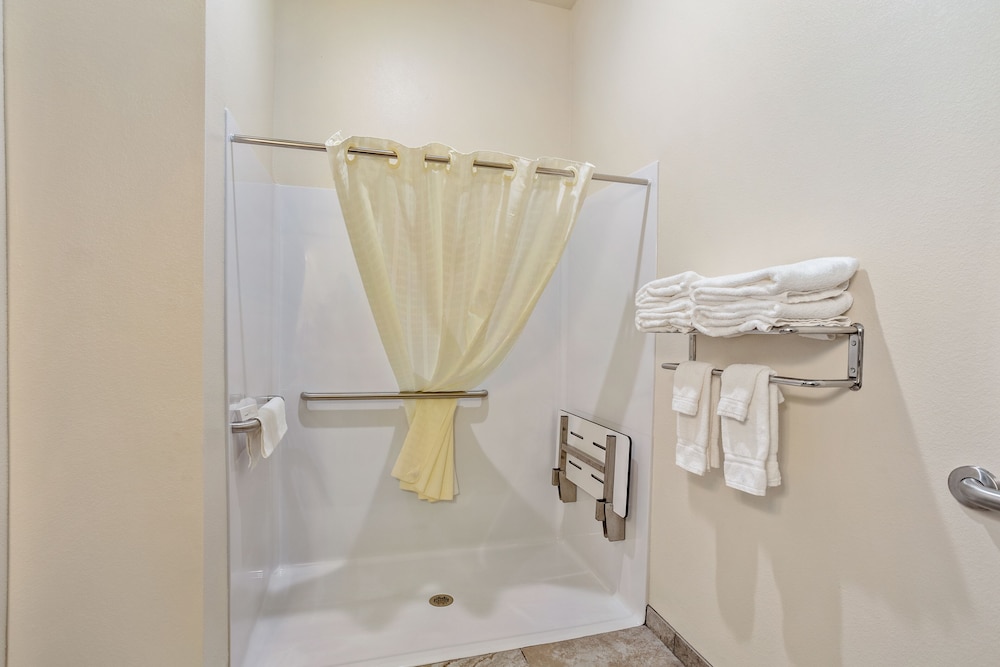 Room, 2 Queen Beds, Accessible, Non Smoking (Visual/Audible Alert) - Photo 8