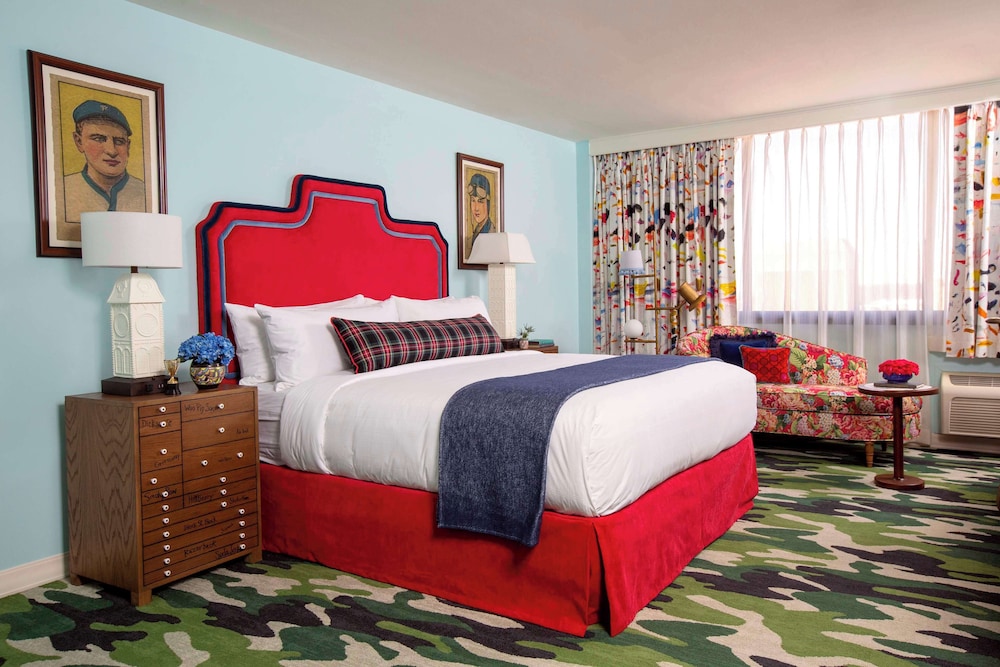 Family Room, 1 King Bed (Roll-In Shower, Mobility) - Photo 2