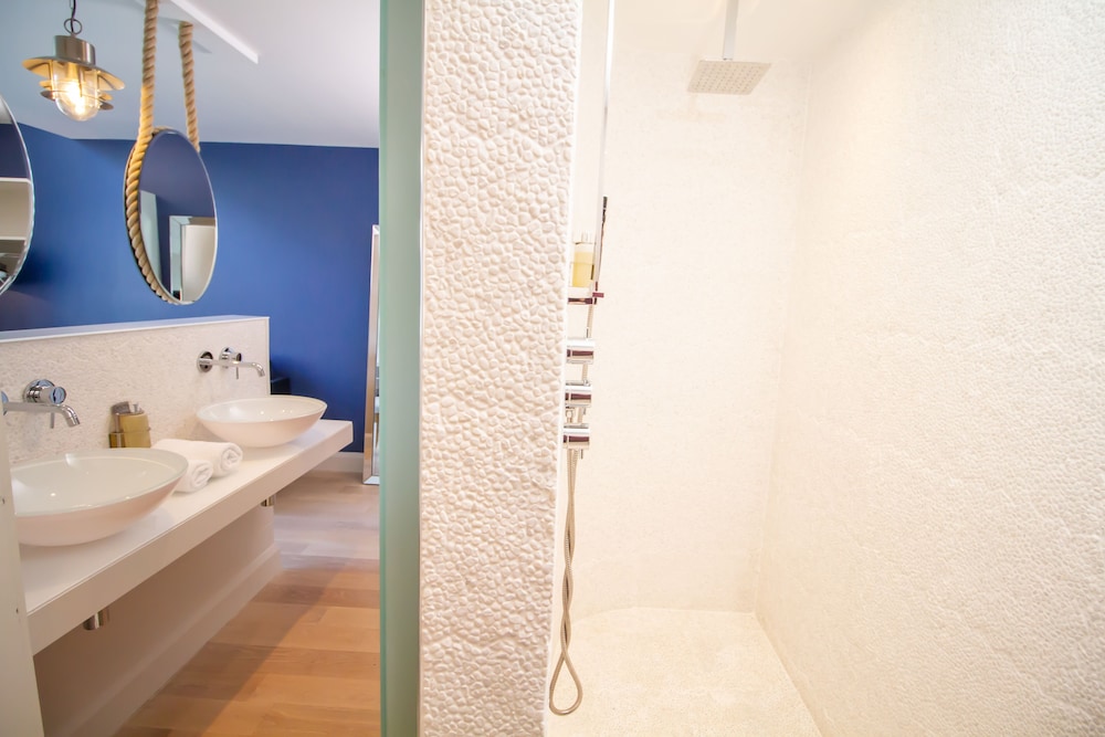 Luxury Duplex, 1 King Bed, Bathtub, Sea View photo 3