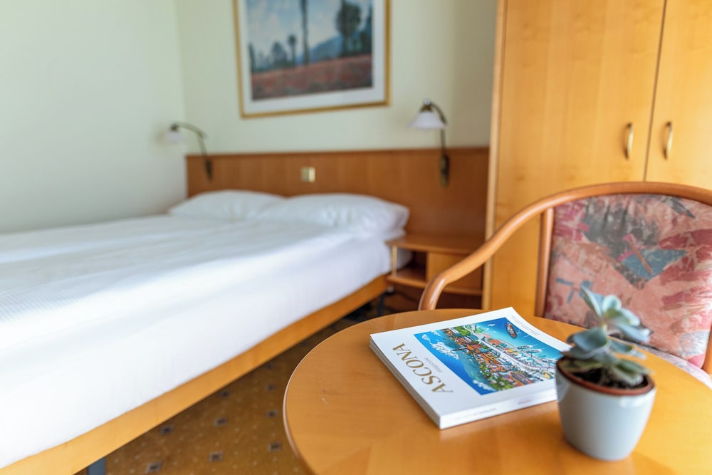 Economy Double Room with lake-side balcony photo 2