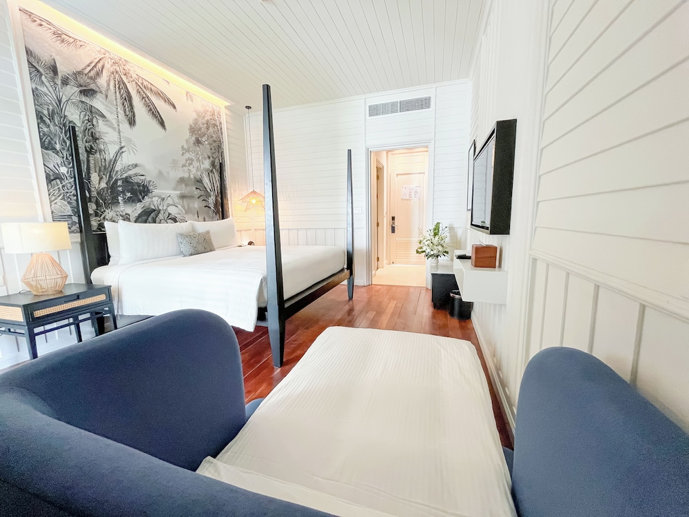 Family Room, 1 King Bed with Sofa bed, Balcony, Pool View (Superior) - Photo 3