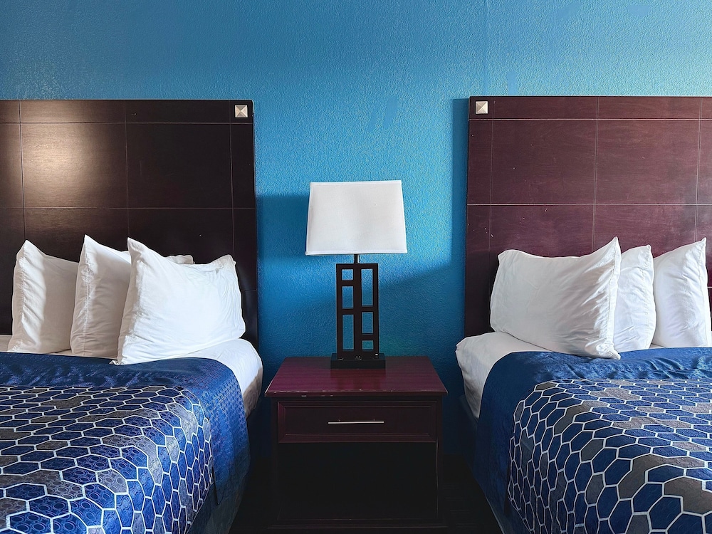 Standard Double Room, 2 Queen Beds - Photo 4