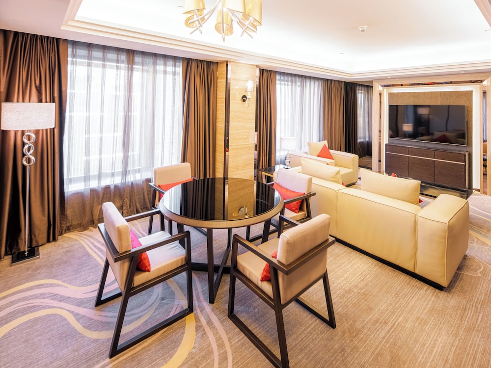 Executive Suite - Photo 4
