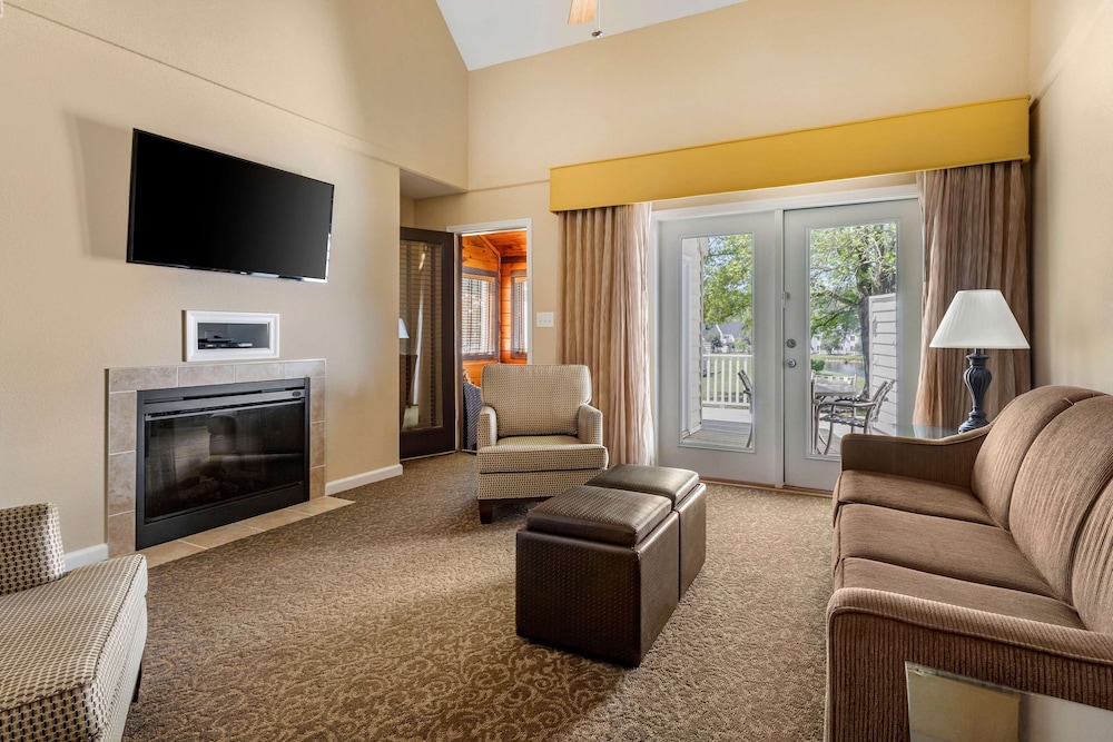 1 BEDROOM 1 KING GROUND FLOOR SUITE W/ SOFABD - Photo 8