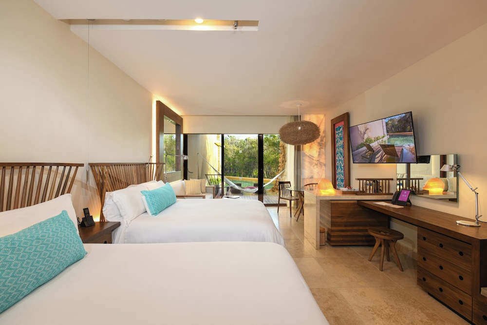 Room (Swim Up Garden)