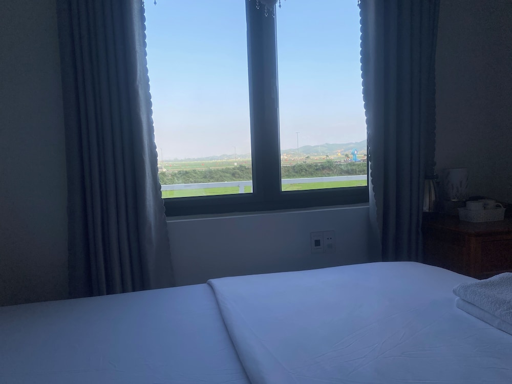 Panoramic Double Room, 1 King Bed, Non Smoking, Mountain View photo 2