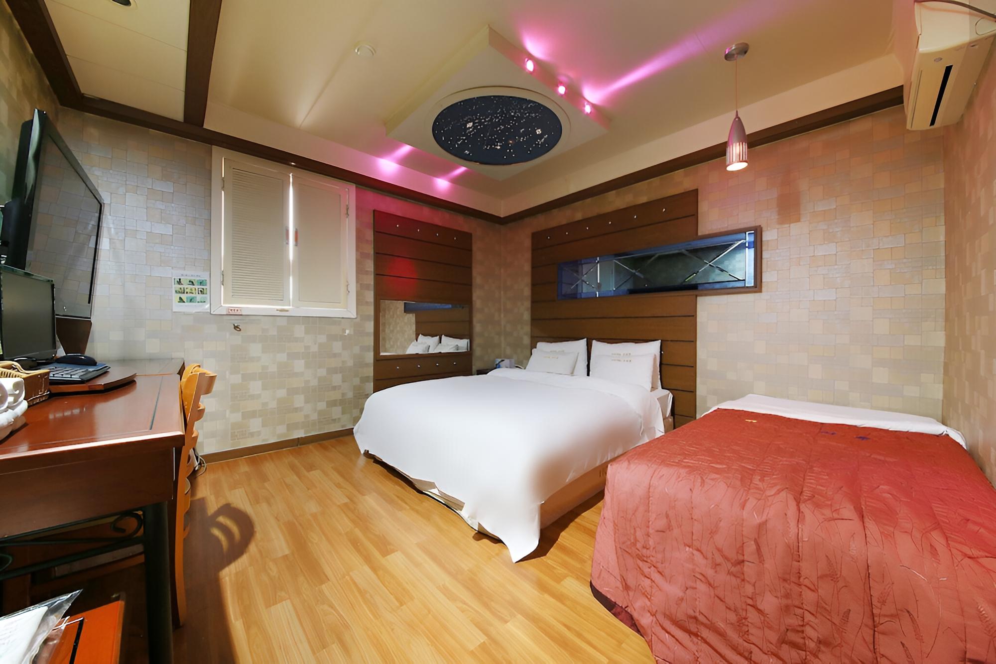 Room (General (no grilling or cooking in th) - Photo 3