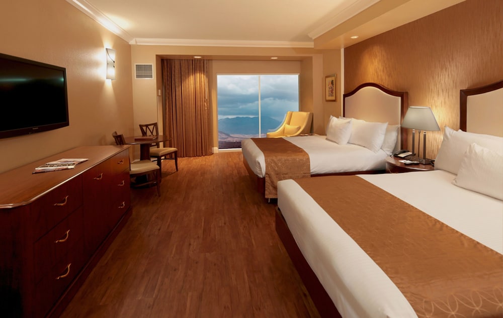 Premium Room, 2 Queen Beds, Non Smoking (Premium View) - Photo 3