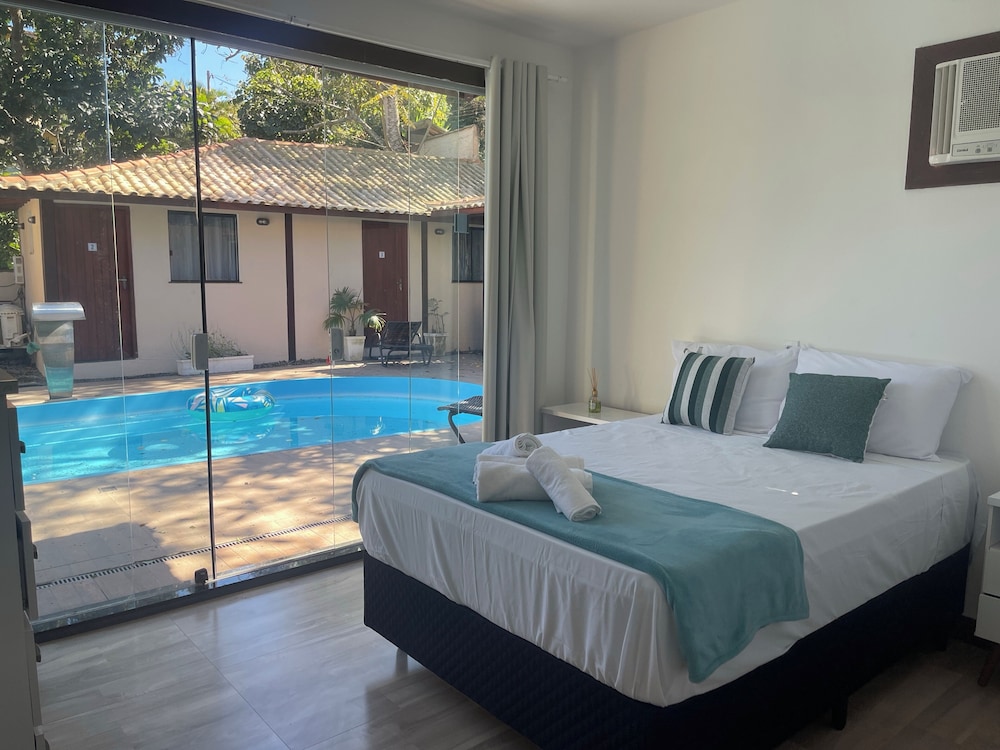 Comfort Room, Pool View