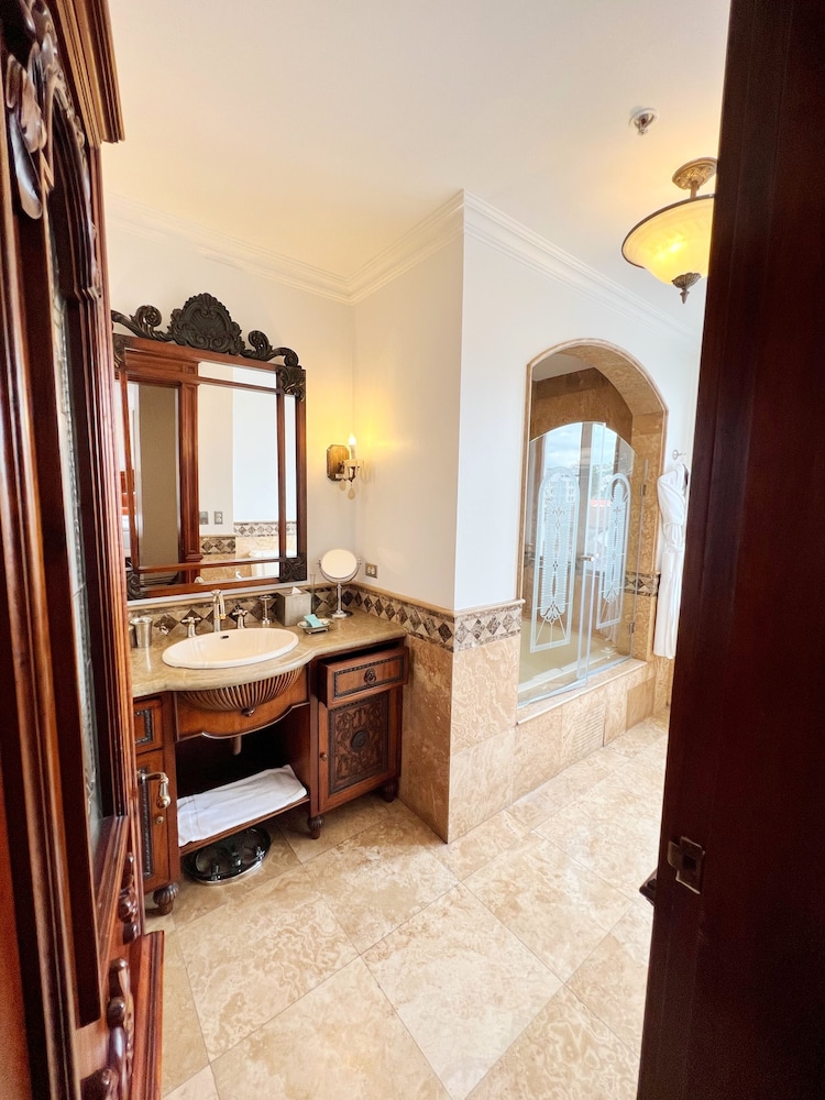Royal Suite, 2 Twin Beds, Courtyard Area - Photo 9
