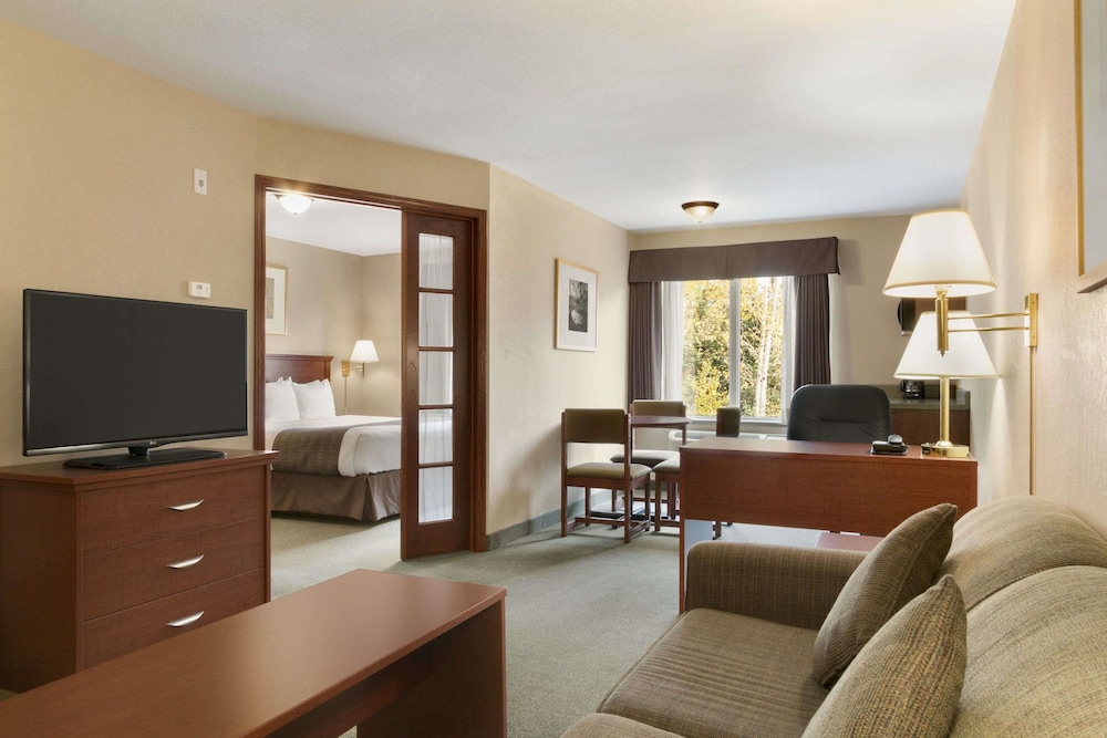 Suite, 1 King Bed, Non Smoking - Photo 3