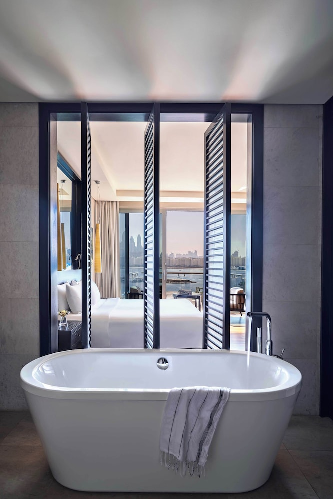Premium Room, 1 King Bed, Sea View thumbnail 6