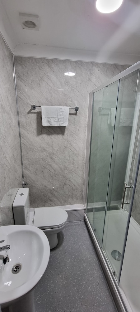 Standard Twin Room, 2 Double Beds - Photo 11