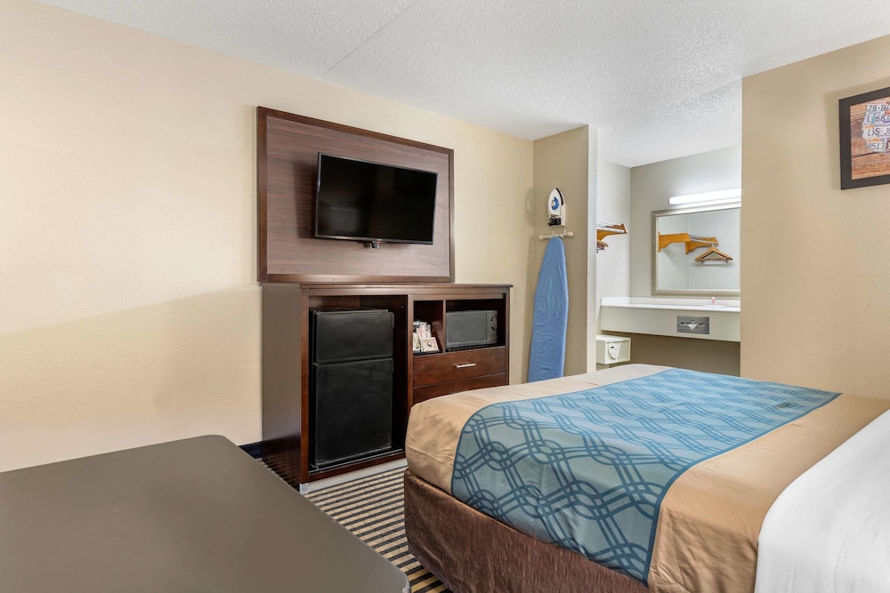 Standard Room, 1 Queen Bed, Non Smoking - Photo 1