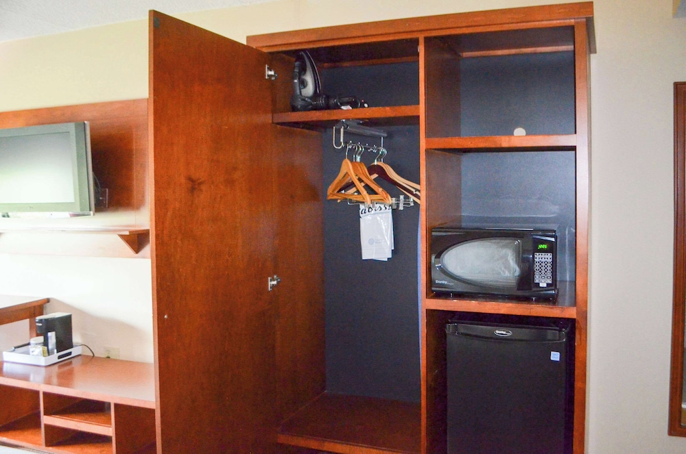 Suite, 1 King Bed, Non Smoking - Photo 2