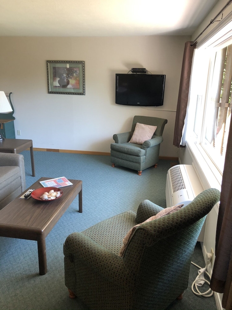 One Bedroom Cottage : One Queen Bed and pull out sofa photo 3