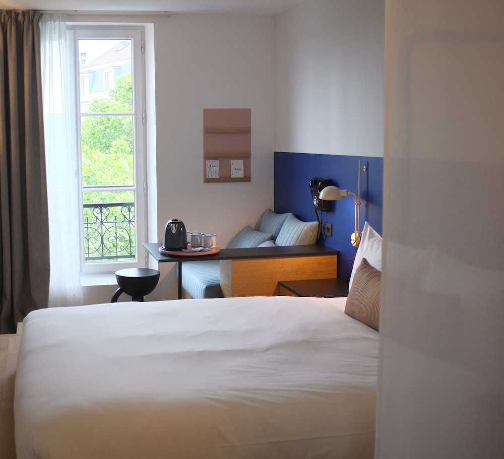 Double or Twin Room (Vue Bastille, no elevator) photo 1