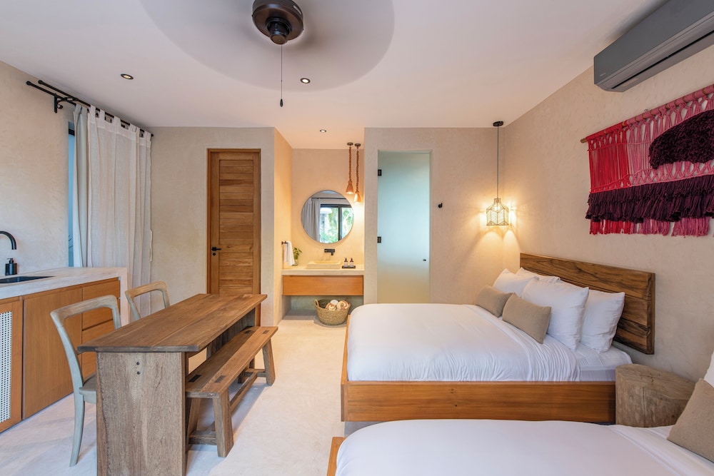 Premium 2 Beds Pool Level Room