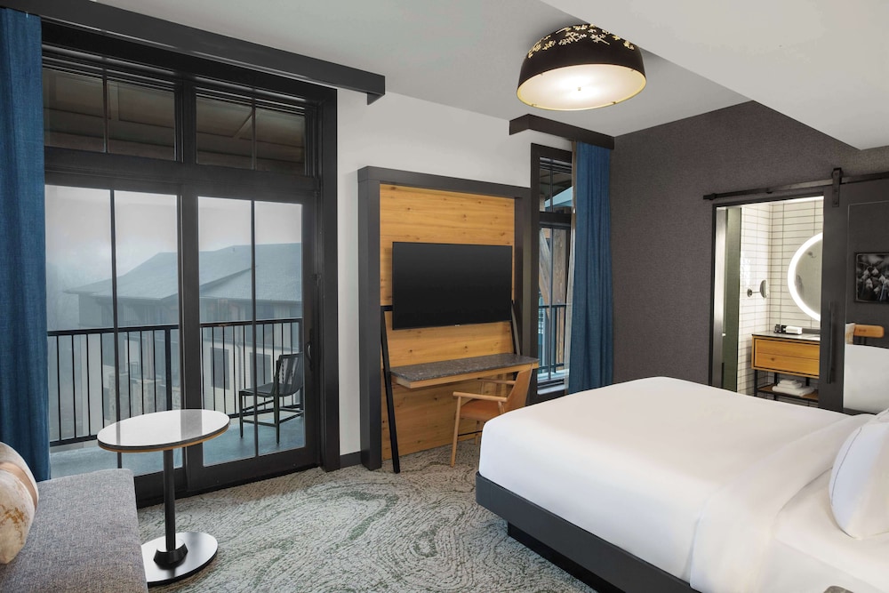 Room, 1 King Bed, Accessible, Balcony (Hearing) - Photo 1