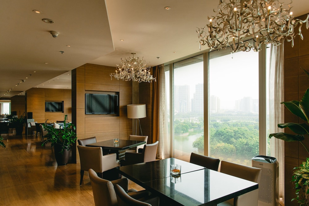 Executive Suite, 1 Double Bed, Balcony (1 King Bed, Lake View), photo 6