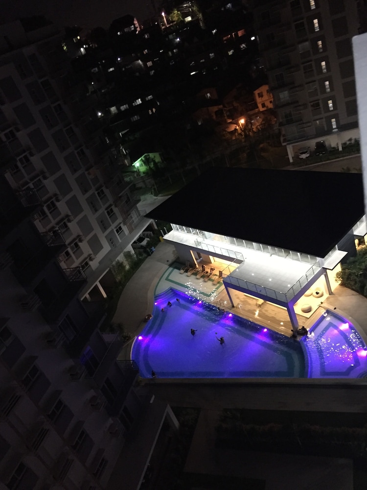 Executive Condo, 2 Bedrooms, Pool View, Executive Level photo 3