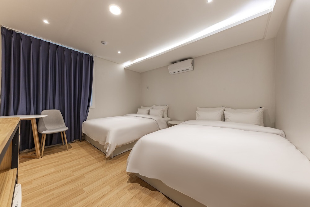 Family Twin Room - Photo 2