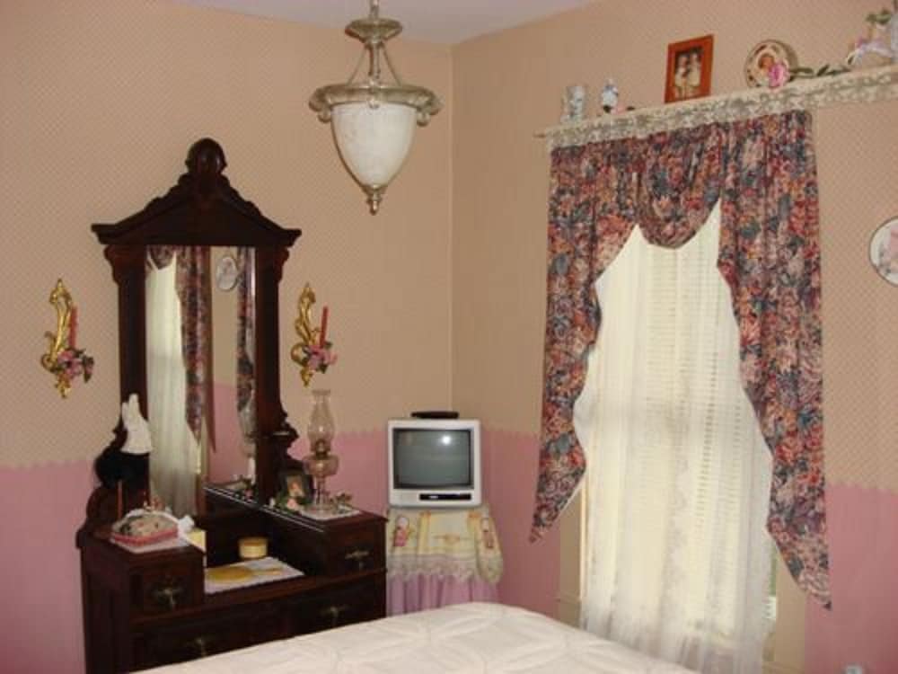 Deluxe Room, 1 Queen Bed photo 2
