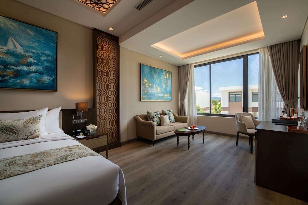 Deluxe Room, 1 King Bed, Non Smoking - Photo 8