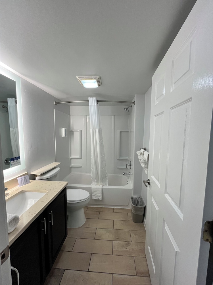 Suite, Multiple Beds, Non Smoking - Photo 9