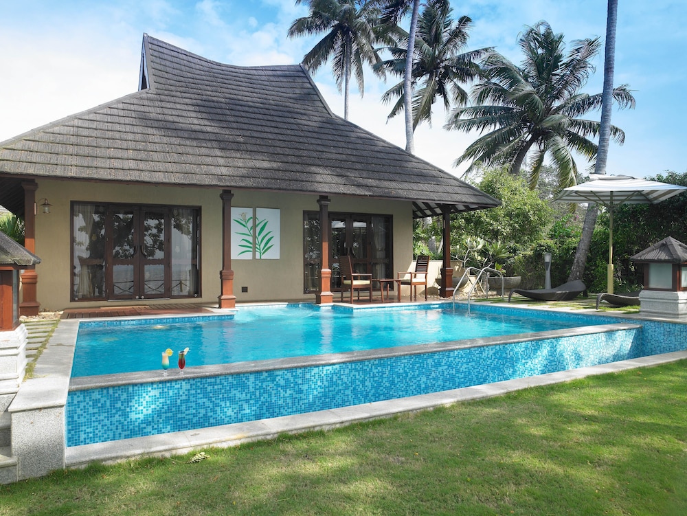 Zuri presidential pool villla photo 2