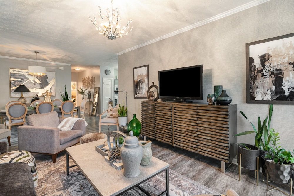 Stylish 2BR Townhome w Garage Patio Perfect for Stays or Assignments, Foto 11