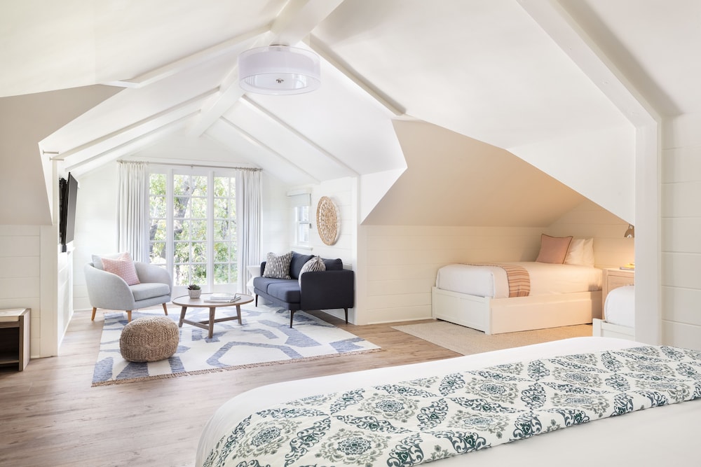 Luxury Studio Suite, Multiple Beds (Upstairs with 1 King Bed& 2 Twin Beds) photo 1