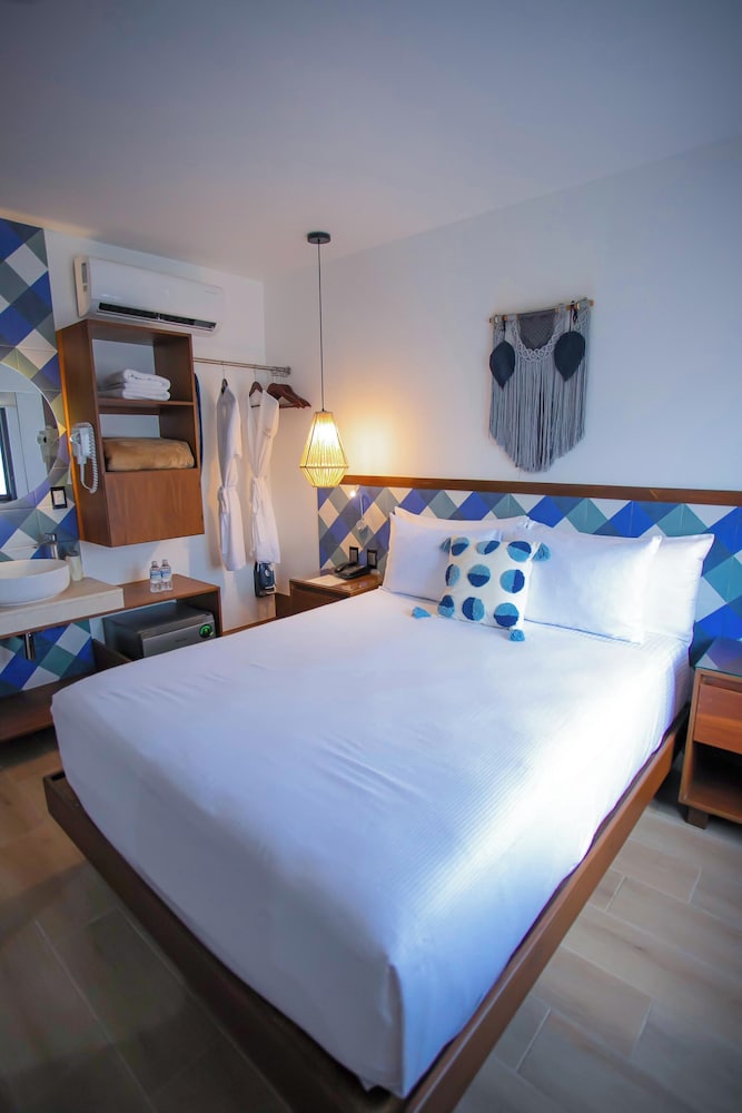 Superior Room, 1 Queen Bed, Refrigerator - Photo 14