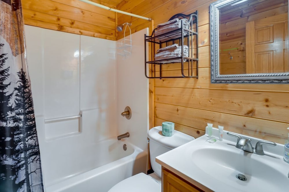 Gatlinburg Getaway - Private Theater Hot Tub, Kuva 16