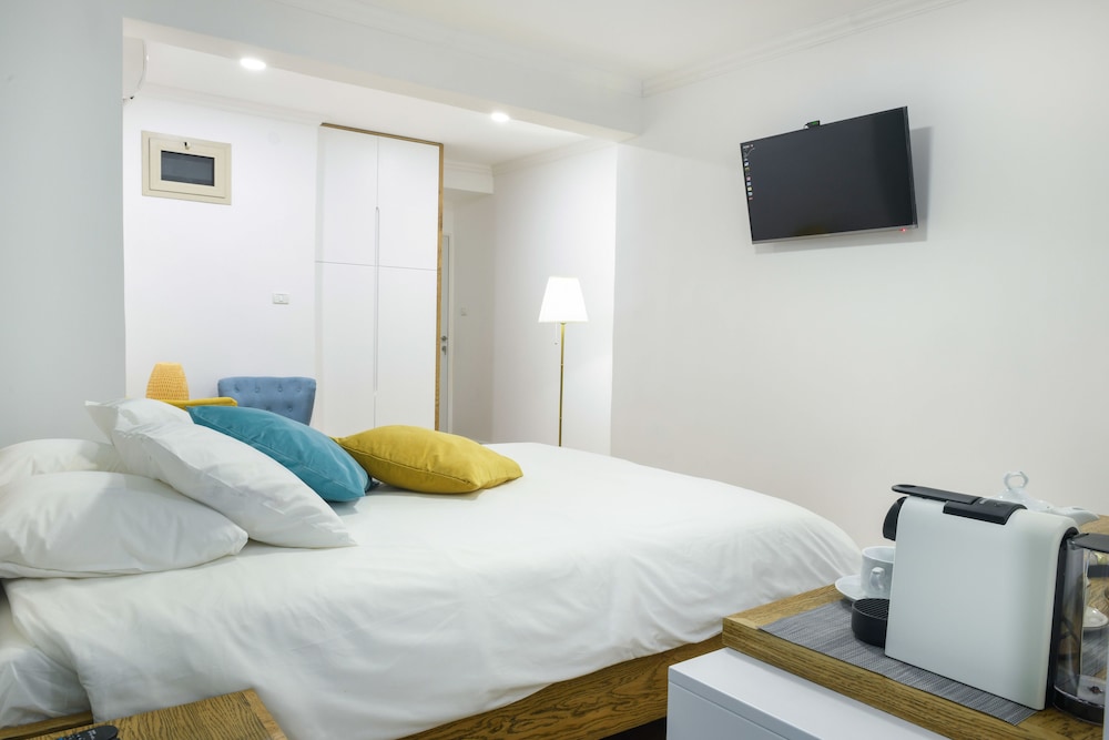 Deluxe Room, 1 Queen Bed With Sofa Bed photo 3