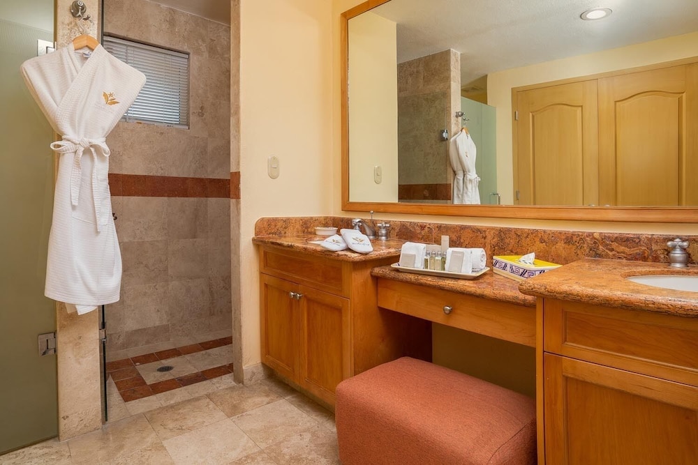 Signature Suite, Pool View photo 3