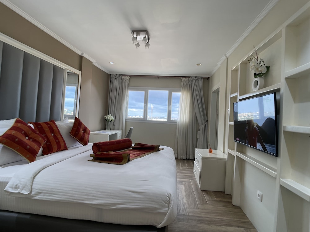 Deluxe Suite photo 2