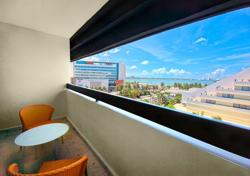 Family Suite with Balcony - Photo 9
