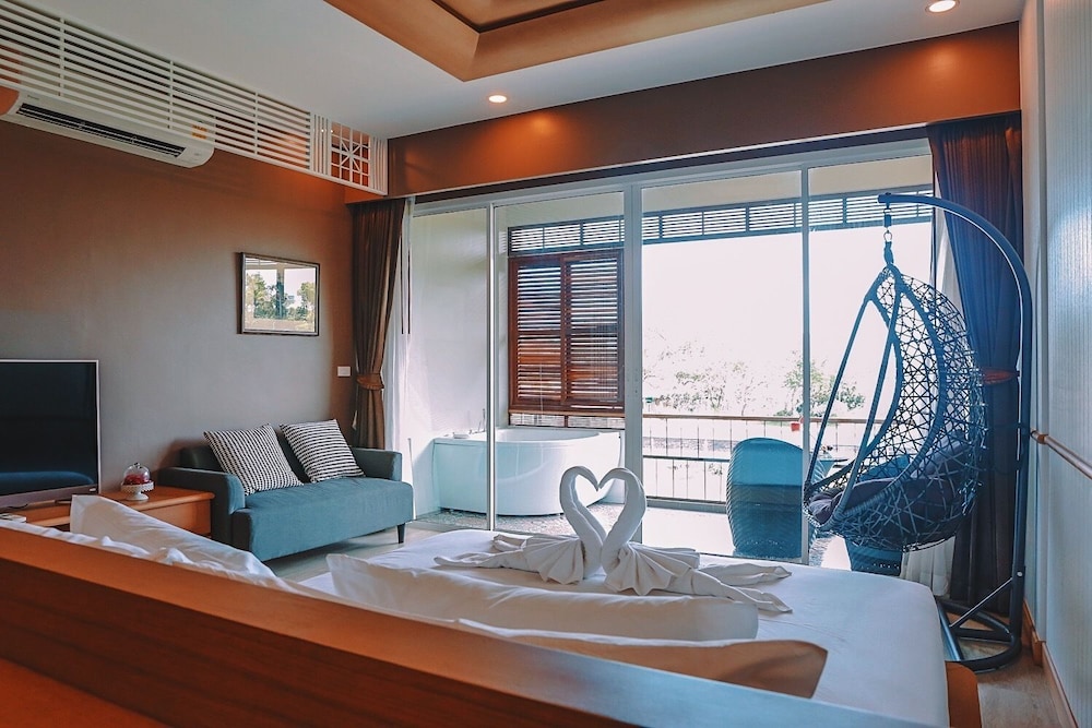 Honeymoon Suite with Jacuzzi
