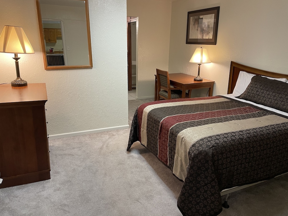 Newly remodeled rooms, 2 Queen Beds, Non-smoking, Not Pet Friendly - Photo 8
