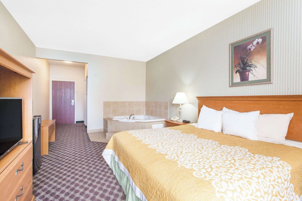 Deluxe Room, 1 King Bed, Non Smoking - Photo 3