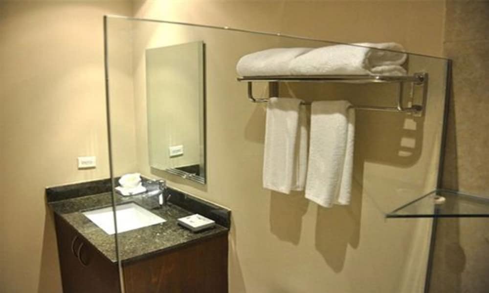 Deluxe Room, 1 King Bed, Balcony photo 3