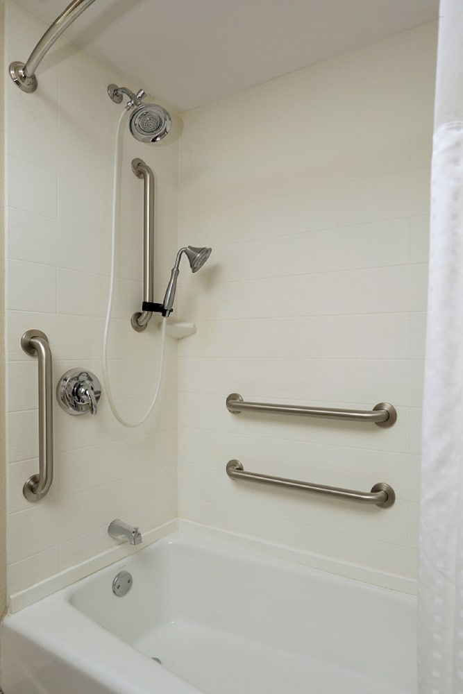 Suite, 2 Queen Beds, Accessible (Accessible Tub) - Photo 8