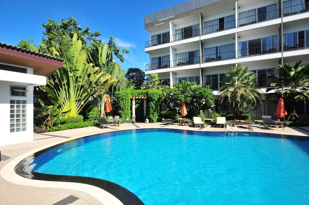 Deluxe Pool View photo 3