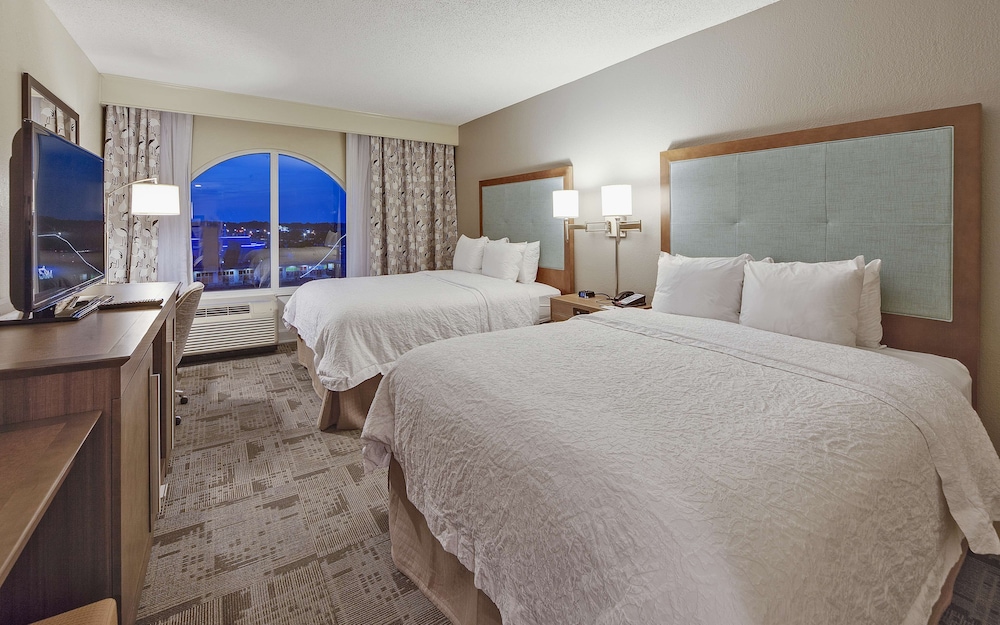 Room, 2 Queen Beds, Accessible, Lake View - Photo 1