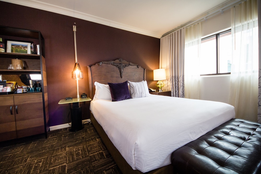 Essential Queen Room