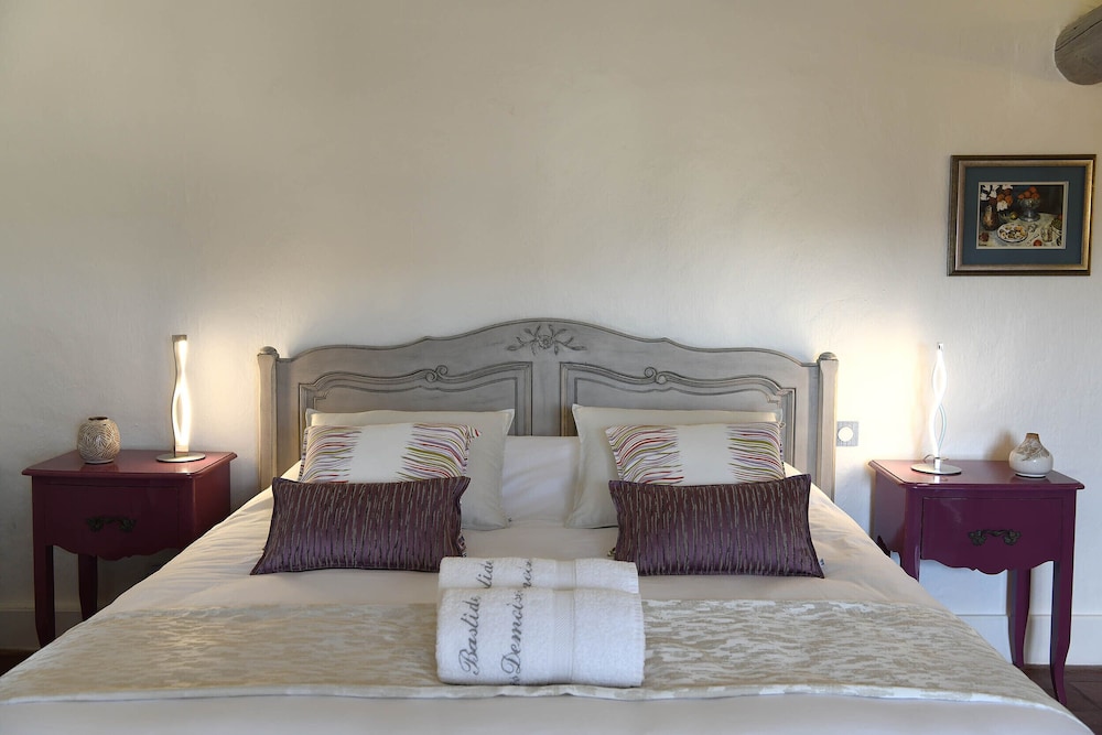 Superior Double Room, Private Bathroom, Garden View (Pablo PICASSO) photo 2