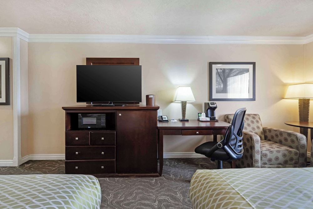Standard Room, 2 Queen Beds, Non Smoking, Refrigerator & Microwave (Pet Friendly) - Photo 3